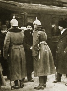 1917年12月、ブレストリトフスクでドイツの将校が歓迎したトロツキーとロシアの代表（セピア写真）